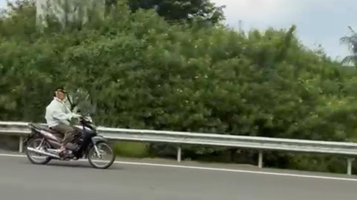 Pemotor masuk Tol Cawang arah Taman Mini