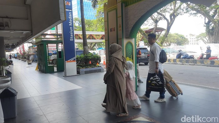 Penumpang di Stasiun Besar Medan. (Raja Malo Sinaga/detikSumut)