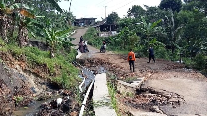 Pergeseran tanah terjadi di Desa Sukamakmur, Kecamatan Sukamakmur, Kabupaten Bogor, Jawa Barat (Jabar). Tanah bergeser berawal dari adanya rembesan tanah. (dok BPBD Kabupaten Bogor)
