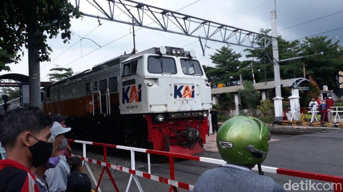 Perlintasan kereta api (KA) di Teteg Malioboro Jogja kini dipasangi portal. Petugas kembali menegaskan sepeda motor dilarang lewat. Foto diambil pada Senin (24/4/2023).
