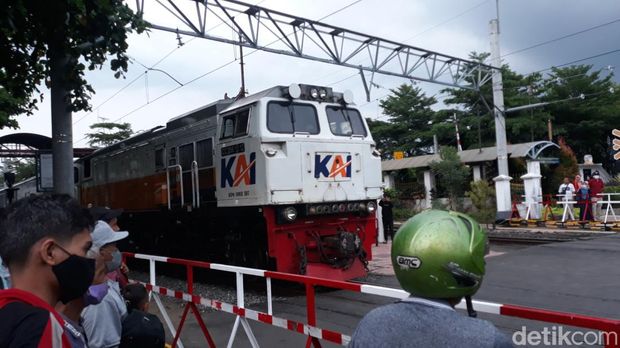 Perlintasan kereta api (KA) di Teteg Malioboro Jogja kini dipasangi portal. Petugas kembali menegaskan sepeda motor dilarang lewat. Foto diambil pada Senin (24/4/2023).