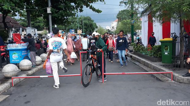 Perlintasan kereta api (KA) di Teteg Malioboro Jogja kini dipasangi portal. Petugas kembali menegaskan sepeda motor dilarang lewat. Foto diambil pada Senin (24/4/2023).