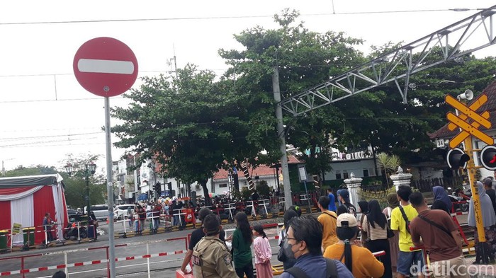 Perlintasan kereta api (KA) di Teteg Malioboro Jogja kini dipasangi portal. Petugas kembali menegaskan sepeda motor dilarang lewat. Foto diambil pada Senin (24/4/2023).