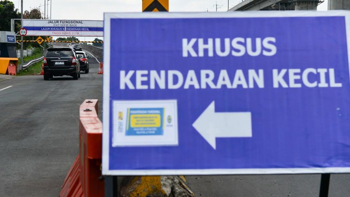 PINTU KELUAR TOL GEDEBAGE DIBUKA FUNGSIONAL Foto udara sejumlah kendaraan memasuki pintuk keluar Tol Gedebage di KM 149 Jalan Tol Cipularang, Bandung, Jawa Barat, Senin (24/4/2023). PT Jasa Marga mengoperasikan Pintu Keluar Tol Gedebage KM 149 Tol Cipularang secara fungsional bagi kendaraan kecil hingga 29 April 2023 guna mengantisipasi lonjakan kendaraan yang akan menuju pintu keluar Tol Cileunyi pada arus balik lebaran. ANTARA FOTO/Raisan Al Farisi/YU
