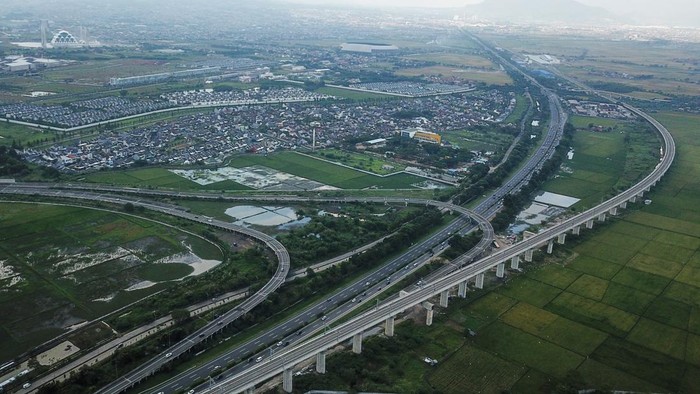 Foto udara sejumlah kendaraan memasuki pintuk keluar Tol Gedebage di KM 149 Jalan Tol Cipularang, Bandung, Jawa Barat, Senin (24/4/2023). PT Jasa Marga mengoperasikan Pintu Keluar Tol Gedebage KM 149 Tol Cipularang secara fungsional bagi kendaraan kecil hingga 29 April 2023 guna mengantisipasi lonjakan kendaraan yang akan menuju pintu keluar Tol Cileunyi pada arus balik lebaran. ANTARA FOTO/Raisan Al Farisi/YU
