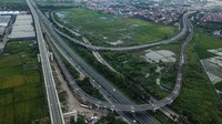 Foto udara sejumlah kendaraan memasuki pintuk keluar Tol Gedebage di KM 149 Jalan Tol Cipularang, Bandung, Jawa Barat, Senin (24/4/2023).