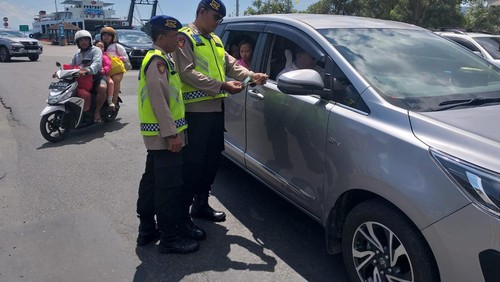 Pemeriksaan orang masuk Bali di Pos II Pelabuhan Gilimanuk atau pintu masuk Bali mulai diperketat pada, Senin (24/4/2023).