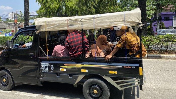 Sejumlah warga menggunakan mobil pikap untuk melakukan perjalanan wisata menikmati libur Lebaran 2023 ke Taman Margasatwa Ragunan (TMR), Jakarta Selatan (Jaksel). Kapolres Metro Jakarta Selatan Kombes Ade Ary mengimbau warga untuk berhati-hati menggunakan pikap.