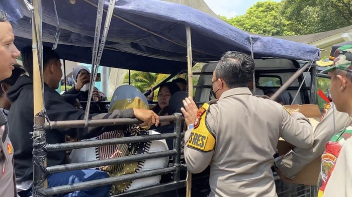 Sejumlah warga menggunakan mobil pikap untuk melakukan perjalanan wisata menikmati libur Lebaran 2023 ke Taman Margasatwa Ragunan (TMR), Jakarta Selatan (Jaksel). Kapolres Metro Jakarta Selatan Kombes Ade Ary mengimbau warga untuk berhati-hati menggunakan pikap.