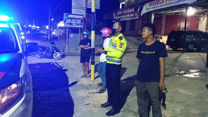 Polisi melakukan pemeriksaan di lokasi tabrakan motor di Kendari.
