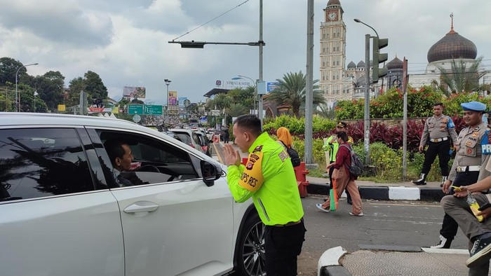 Polisi mengatur lalu lintas di Puncak Bogor siang ini (Rizky/detikcom)