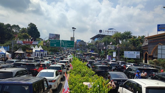 Polisi Terapkan One Way Menuju Puncak Bogor, Lalin Macet (Rizky Adha/detikcom)