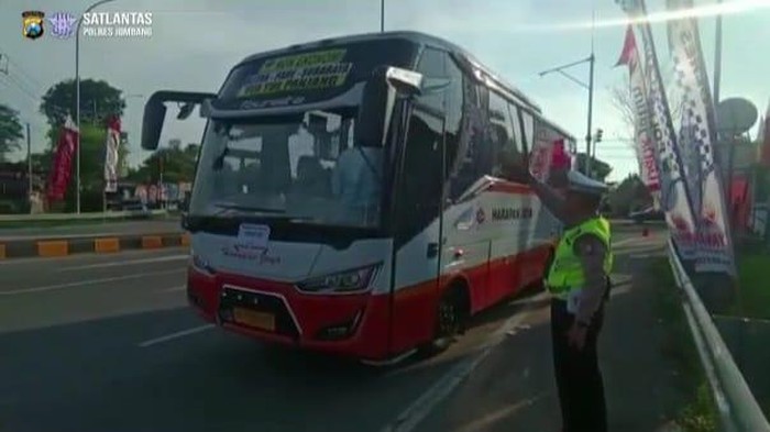 polres jombang sediakan bus mudik ke surabaya gratis