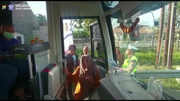 polres jombang sediakan bus mudik ke surabaya gratis