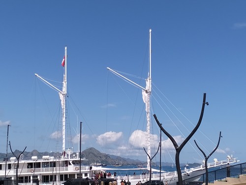 Presiden Jokowi bersama keluarga berlayar dengan kapal pinisi di Labuan Bajo, Manggarai Barat, Senin (24/4/2023). Rombongan Jokowi akan mengunjungi Taman Nasional Komodo.