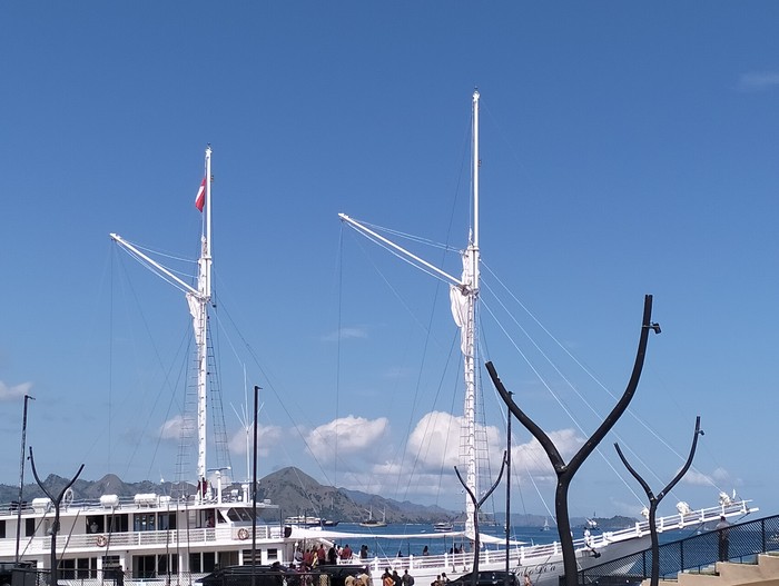 Presiden Jokowi bersama keluarga berlayar dengan kapal pinisi di Labuan Bajo, Manggarai Barat, Senin (24/4/2023). Rombongan Jokowi akan mengunjungi Taman Nasional Komodo.