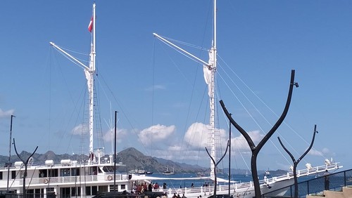 Presiden Jokowi bersama keluarga berlayar dengan kapal pinisi di Labuan Bajo, Manggarai Barat, Senin (24/4/2023). Rombongan Jokowi akan mengunjungi Taman Nasional Komodo.