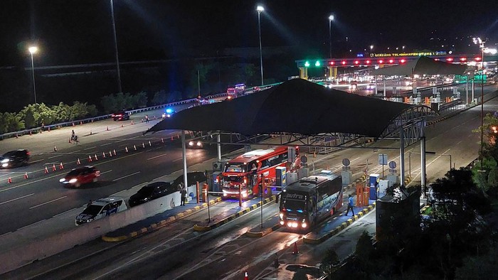 Pemerintah memprediksi puncak arus balik mudik Lebaran 2023 24-25 April. Lalu lintas di ruas Jalan Tol Jakarta-Cikampek arah Jakarta masih terpantau ramai lancar.