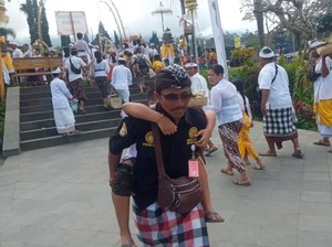 2 Pemedek Pingsan di Pura Besakih, Antrean Panjang-Kepanasan