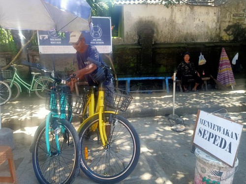Pemilik penyewaan sepeda, Buda (66) ketika tengah merapikan sepeda miliknya di Pantai Segara Ayu, Denpasar, Bali pada Senin (24/4/2023).