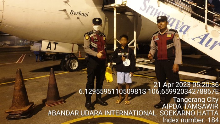 Ripansyah, bocah 12 takut nekat naik ojek dari Panimbangan, Banten, ke Bandara Soekarno Hatta (Soetta). Ripansyah yang terlantar lalu diselamatkan polisi dan diterbangkan ke Kalteng untuk bertemu ibunya.