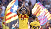 Ada pula nama Ronald Araujo yang diincar MU. Tapi ia baru saja teken kontrak baru dengan Barcelona. Foto: REUTERS/ALBERT GEA 