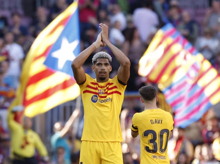 Soccer Football - LaLiga - FC Barcelona v Atletico Madrid - Camp Nou, Barcelona, Spain - April 23, 2023 FC Barcelona's Ronald Araujo applauds fans after the match REUTERS/Albert Gea
