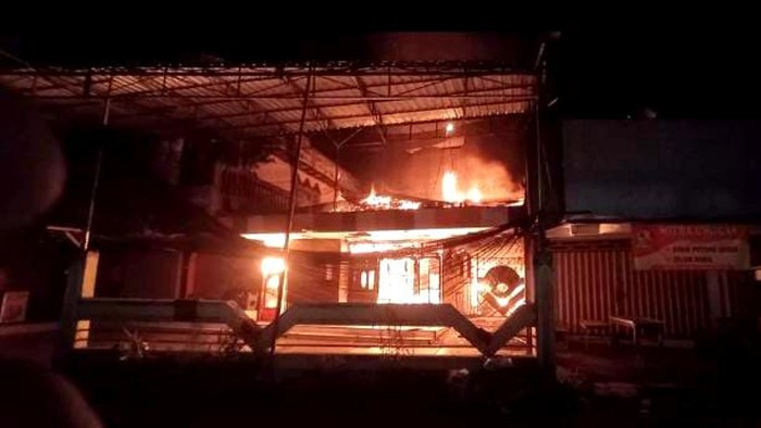 Rumah mantan anggota DPRD Tulungagung yang terbakar saat ditinggal mudik.