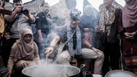 Pada kunjungannya ke Sumatera Barat beberapa waktu lalu, Sandiaga tampak memasak rendang bersama ibu-ibu dari daerah setempat. Foto: Instagram @sandiuno