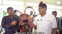 Kunjungannya ke Bogor, Jawa Barat ini untuk bertemu beberapa pelaku usaha UMKM. Ia mencoba kopi khas Bogor yang rasanya nikmat. Foto: Instagram @sandiuno