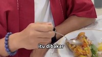 Saat bertolak ke Manado, Sandiaga Uno tak ketinggalan mencicipi kuliner khasnya. Ia berada di salah satu rumah makan dan lahap menikmati rahang tuna bakar sambal dabu-dabu. Foto: Instagram @sandiuno