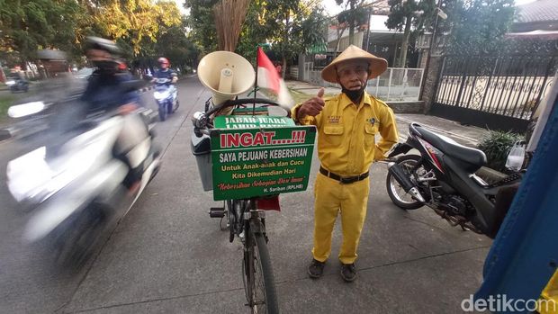 Sariban, relawan kebersihan di Bandung.
