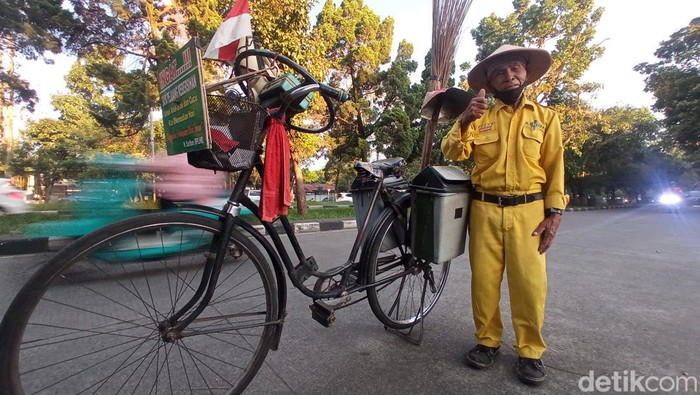Sariban, relawan kebersihan di Bandung.