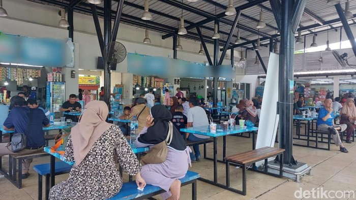 Sebuah restoran di rest area Km 86 Tol Cipali menjadi sorotan usai jubir PSI Sigit Widodo kena getok harga saat membeli makan. Resto tersebut kini ditutup. (dok detikcom)