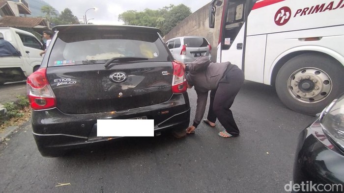 Sejumlah warga pun turun tangan dengan membantu mengganjal ban kendaraan para pemudik yang tak kuat menanjak di Nagreg, Kabupaten Bandung.