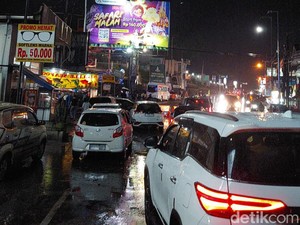 Warga Cibubur Ini Ngaku Terjebak Macet One Way Puncak Bogor hingga 8 Jam