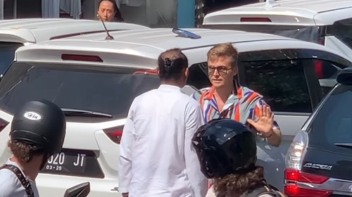 Seorang WNA terlibat duel dengan pria berpakaian adat Bali di tengah kemacetan Jalan Raya Ubud, Kabupaten Gianyar, Bali. (Tangkapan layar Instagram @liliadarling)