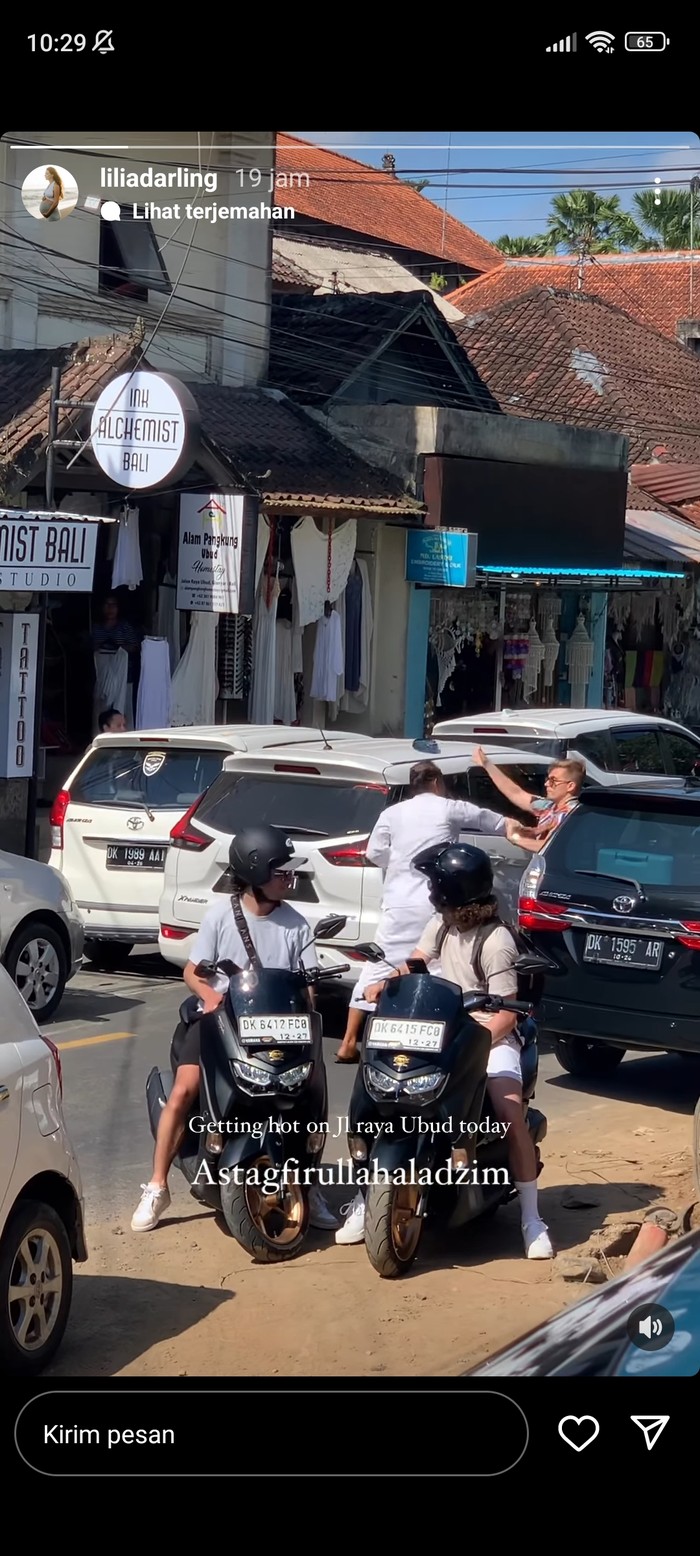 Seorang WNA terlibat duel dengan pria berpakaian adat Bali di tengah kemacetan Jalan Raya Ubud, Kabupaten Gianyar, Bali.