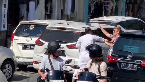 Seorang WNA terlibat duel dengan pria berpakaian adat Bali di tengah kemacetan Jalan Raya Ubud, Kabupaten Gianyar, Bali.