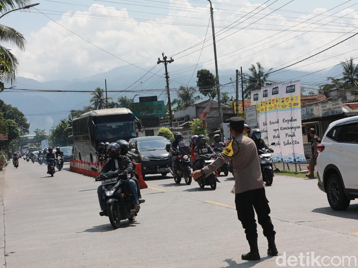 Situasi arus balik pemudik di simpang tiga Ajibarang, Kabupaten Banyumas, Senin (24/4/2023).