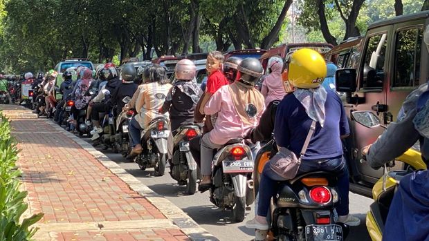 Situasi lalu lintas Jalan TB Simatupang arah Ragunan macet di H+2 Idul Fitri 1444 hijriah, Senin (24/4/2023).