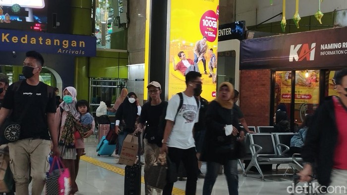 Stasiun Gambir dan Pasar Senen mulai dipadati pemudik yang tiba dari kampung halaman. PT KAI Daop 1 Jakarta mencatat ada 40 ribu pemudik tiba di Jakarta. (Belia/detikcom)