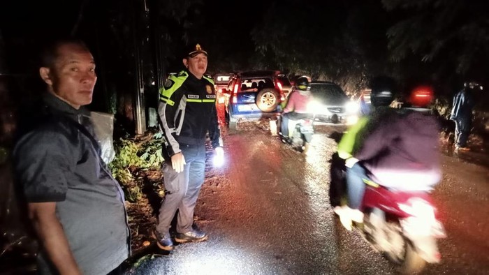 Suasana di Jalan Tasikmalaya-Garut yang sempat diterjang longsor pada Senin (24/4/2023) malam.