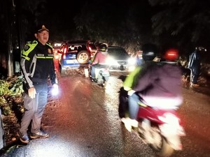 Jalan Tasik-Garut Sempat Tertutup Longsor