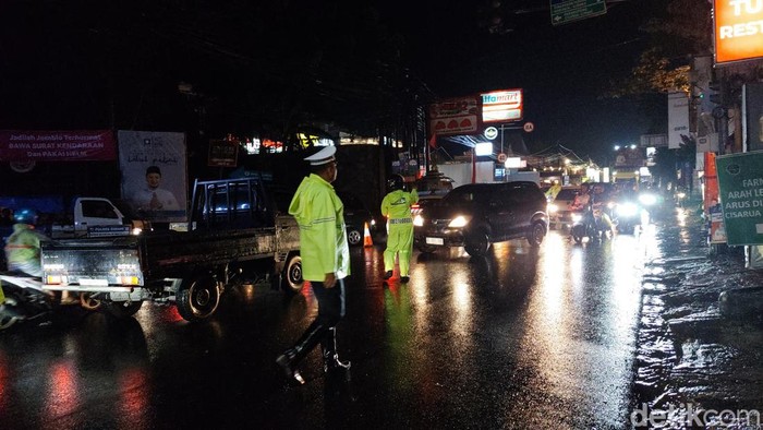 Suasana lalu lintas di Lembang, Bandung Barat, Senin (24/4/2023) malam.