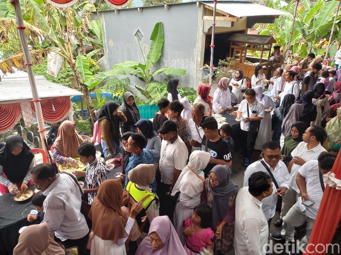 Suasana open house di kediaman Gubernur Jawa Tengah Ganjar Pranowo di RT 03 RW 02, Kelurahan/Kecamatan Tawangmangu, Kabupaten Karanganyar, Senin (24/3/2023).