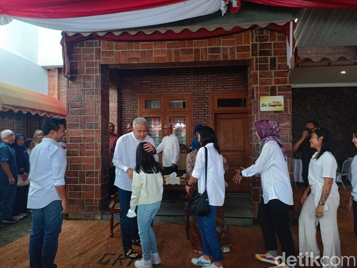 Suasana open house Gubernur Jawa Tengah Ganjar Pranowo di kediamannya di RT 03 RW 02, Kelurahan/Kecamatan Tawangmangu, Kabupaten Karanganyar, Senin (24/3/2023).
