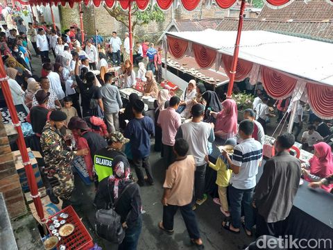 Suasana open house Gubernur Jawa Tengah Ganjar Pranowo di kediamannya di RT 03 RW 02, Kelurahan/Kecamatan Tawangmangu, Kabupaten Karanganyar, Senin (24/3/2023).