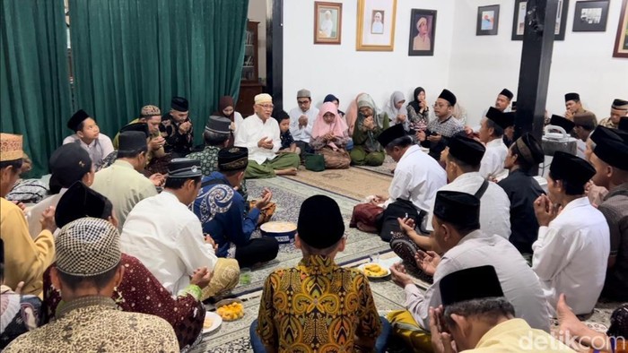 Suasana silaturahmi Lebaran di kediaman Gus Mus di Kelurahan Leteh, Rembang, Jawa Tengah, Senin (24/4/2023).