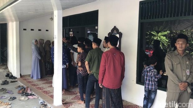Suasana silaturahmi Lebaran di kediaman Gus Mus di Kelurahan Leteh, Rembang, Jawa Tengah, Senin (24/4/2023).